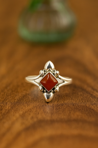 Anillo Minimalista Boho Hecho a Mano en Plata de Ley 925 con Cornalina Roja Natural, Anillo de Compromiso Chapado en Oro Amarillo y Rosa para Ella - Product Image 3