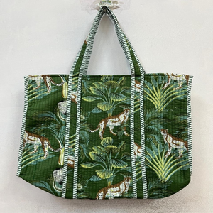 Sac fourre-tout en coton matelassé écologique, couleur verte jungle, base large, réutilisable, sac à bandoulière pour le shopping et les voyages - Product Image 1