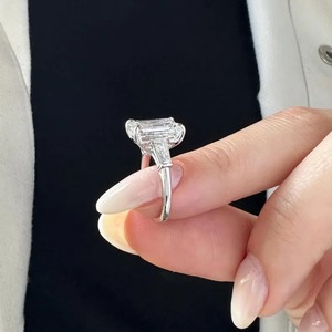 Bague classique à trois pierres pour femme en or blanc 18 carats, diamant de laboratoire taille émeraude 5 carats, certifié IGI, clarté VVS, design tendance - Product Image 3