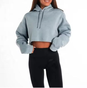 Vêtements décontractés polyvalents avec un coupe ajustée moderne, sweats à capuche courts pour femmes conçus pour une superposition facile. - Product Image 1