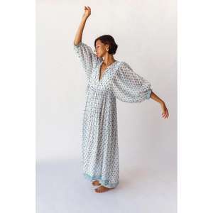 Vestido Kyra hecho a mano con estampado tradicional a bloques en tonos azules, de una longitud maxi, delicadamente adornado. - Product Image 3