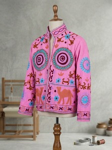 เสื้อแจ็คเก็ตผ้าฝ้ายปักลายซูซานีสีชมพูสไตล์วินเทจ ระบายอากาศได้ดี สำหรับผู้หญิง ทำด้วยมือจากผ้า TNT ลายชนเผ่า โบโฮ ขายส่ง - Product Image 4