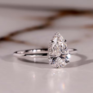 Anillo de Compromiso con Diamante CVD de 2.00 Ct, Claridad VS1, Color F, Corte Pera, Certificado IGI, Oro Blanco de 14k, Halo Oculto, Diamante Cultivado en Laboratorio - Product Image 1