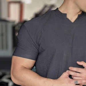 T-shirt décontracté personnalisé pour homme, col en V, manches courtes, en polyester, teint uni, séchage rapide, coupe ajustée, idéal pour la gym et le fitness, vente en gros - Product Image 4