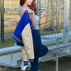 Chaqueta Corta Estilo Universitaria para Mujer, Color Azul Rey y Beige, Estilo Bomber, Mangas de Cuero Sintético, Ropa Exterior Informal, Moda Femenina - Product Image 3