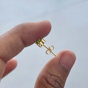 Boucles d'oreilles clous en labradorite en forme de cœur 5 mm, serties de griffes en or, pierres précieuses grises chatoyantes, boucles d'oreilles minimalistes et délicates - Product Image 2