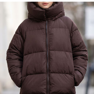 Chaqueta de invierno acolchada transpirable para mujer, con capucha desmontable, precio al por mayor, ligera y acolchada. - Product Image 1