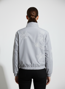 เสื้อแจ็คเก็ตวินด์เบรกเกอร์ไนลอนทรงครอปสำหรับผู้หญิง พรีเมียม พร้อมโลโก้แบบดิสเทรส - Product Image 2