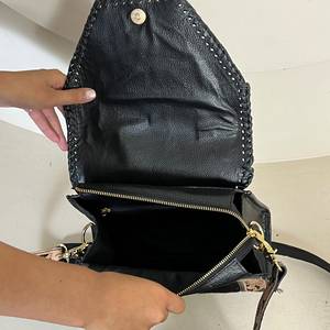 Bolso de mensajero de cuero floral hecho a mano para mujer, de piel auténtica de vaca, elegante, con asa superior y bandolera, colección Super Septiembre 2026 - Product Image 6