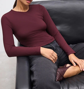 T-shirt court à manches longues et col rond pour femme, coupe ajustée, avec broderie et logo, option grandes tailles, vente en gros - Product Image 5