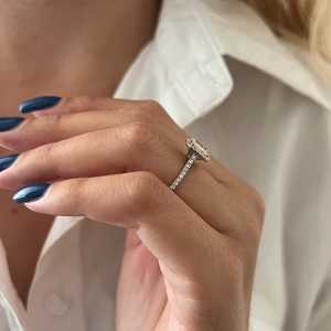 Bague de fiançailles unique en son genre, diamant rose intense fantaisie radiant allongé de 1 carat, cultivé en laboratoire, certifié IGI - Product Image 5