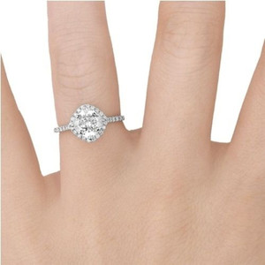 Anillo de compromiso de oro de 10K con halo estilo cometa y diamante (natural) personalizable, fabricante mayorista y minorista OEM - Product Image 5