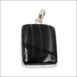 Pendentif rectangulaire en argent avec pierre rayée noire, design minimaliste, unisexe, à porter au quotidien - Product Image 3