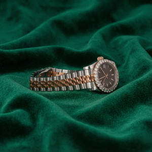 Montre de luxe à deux tons avec lunette sertie de diamants, cadran marron, acier inoxydable, or rose, affichage de la date - Product Image 2