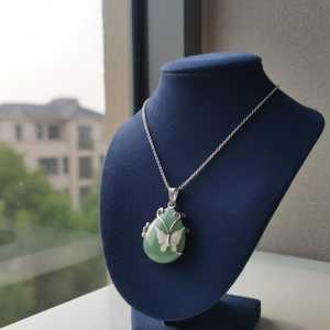 จี้รูปผีเสื้ออะเวนเจอรีนสีเขียวจาก NIKHIL GEMS ประดับพลอยทรงหยดน้ำ ตัวเรือนสีเงิน สไตล์วินเทจ เหมาะสำหรับเป็นของขวัญหมั้น ของขวัญสำหรับทุกเพศ  ผลิตโดยผู้ผลิตอิสระ - Product Image 1