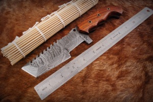 Cuchillo de Camping Personalizado Hecho a Mano con Hoja Serrada de Acero de Damasco, Mango de Madera y Funda de Cuero (OEM/ODM/OBM Disponible) - Product Image 4