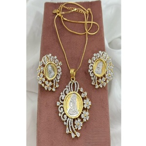 Magnifique ensemble de collier pendentif en laiton plaqué or de qualité supérieure avec zircon bicolore, collection pour femmes, idéal pour les soirées. - Product Image 1