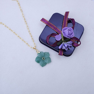 Collier pendentif fleur de fraise verte sculptée à la main, chaîne en laiton plaqué or, bijou floral fait main en pierre précieuse - Product Image 4