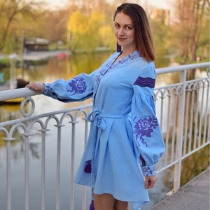 Vestido de mujer de Color azul cielo caliente Vestido corto bordado púrpura Vestido informal bordado de maquinaria - Product Image 1