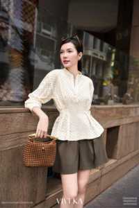 Chemisier en lin à pois pour femme, col mandarin, manches longues, taille smockée, haut décontracté pour le bureau, lin naturel IRENE - Product Image 5