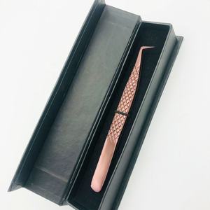 Pinza para Pestañas con Punta de Fibra y Recubrimiento de Plasma Color Oro Rosa / Agarre de Diamante para Volumen / Pinza Individual en Caja Negra - Product Image 6