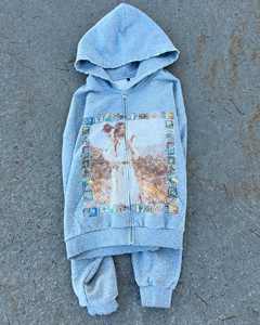 Sudadera con capucha gris para hombre con cremallera, estampado por sublimación de iconos religiosos, diseño con efecto de mancha de óxido, corte casual regular, cuello redondo - Product Image 3