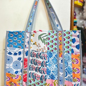 Bolso de mano de algodón acolchado con estampado floral hecho a mano, que ofrece un acolchado suave, durabilidad y un diseño espacioso para uso diario. - Product Image 6