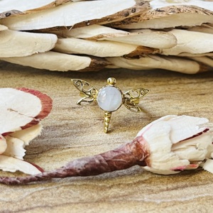 Anillo de Libélula con Piedra Lunar, Novedad 2026, Favorito del Mercado, Anillo Moderno Chapado en Oro con Diseño de Insecto, Anillo de Mujer de Moda al por Mayor - Product Image 1