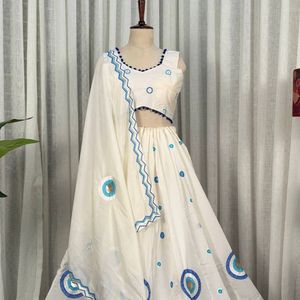 Lehenga Choli en soie Vichitra blanche lourde avec travail miroir et dupatta brodé, prix de gros par Royal Export - Product Image 6