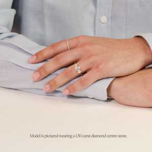 Anillo de compromiso redondo Art Deco con diamante cultivado en laboratorio de 1+ quilates y piedras laterales tipo baguette en oro amarillo, blanco, rosa y platino de 18 quilates. - Product Image 2