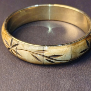 Brazalete de Hueso Tallado con Intrincado Diseño Floral de Rayos de Sol – Pulsera Artesanal Detallada con Grabado Inspirado en la Naturaleza – Hueso Étnico Vintage - Product Image 4