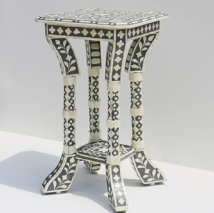Table d'appoint en forme de sablier avec incrustation de os à motif diamant noir et blanc, disponible à prix de gros. - Product Image 2