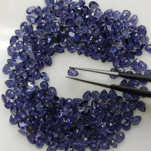 Iolita natural de 4x3 mm, corte pera, gema suelta de la mejor calidad con efectos pleocroicos para la fabricación de joyas. - Product Image 1