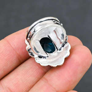 Anillo de Plata de Ley 925 con Topacio Azul Ovalado Creado en Laboratorio, Glamuroso y Hecho a Mano, Ideal para Fiestas y Bodas - Product Image 3