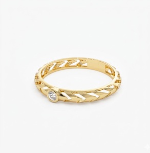 Bague en or massif 14 carats certifiée IGI, à bande torsadée, avec diamant de laboratoire, style Art Déco géométrique, classique, à diamants gradués - Product Image 4