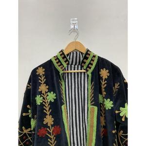 เสื้อแจ็คเก็ตยาวผ้ากำมะหยี่ปักลายดอกไม้สีดำพรีเมียม สไตล์โบฮีเมียน แขนยาว คอตั้ง เสื้อคลุมสำหรับผู้หญิงช่วงฤดูใบไม้ร่วง - Product Image 2