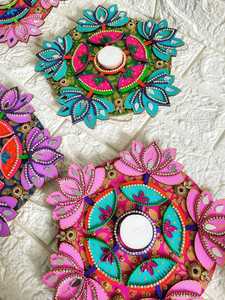 ชุดสะสม AARNA ที่ใส่เทียนรังโกลีงานแฮนด์เมดสไตล์อาร์ตเดโค ดอกไม้ประดิษฐ์ ของตกแต่งโลหะรักษ์โลก สำหรับเทศกาลอินเดีย - Product Image 4