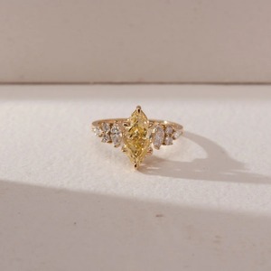 Anillo de Compromiso con Diamante Cultivado en Laboratorio, Corte Marquesa, Amarillo Fantasía, 1.75CT, Oro Amarillo de 14K, Piedras Laterales Ovaladas, Personalizado, OEM, Venta al Por Mayor - Product Image 1
