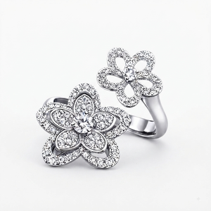 Bague en argent 925 plaqué rhodium avec design luxueux et accrocheur, sertie de moissanite et de diamants en grappe florale classique, cadeau d'anniversaire - Product Image 1