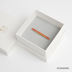 Pince à cravate pour homme en agate rouge Feng Shui plaqué or 18 carats – KCVDADO002 |   Collection Tinh Vu |   Fabriqué au Vietnam - Product Image 2