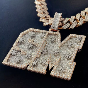 Joyería VVS con Diamantes Moissanite Baguette Brillantes, Letra Personalizada, Plata 925 Maciza, Chapado en Oro Rosa - Product Image 1