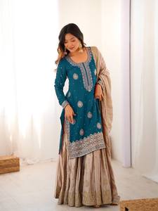 Kurti en soie Chinon de qualité supérieure avec ensemble Sharara brodé, collection de vêtements de mariage traditionnels, disponible à la vente - Product Image 5