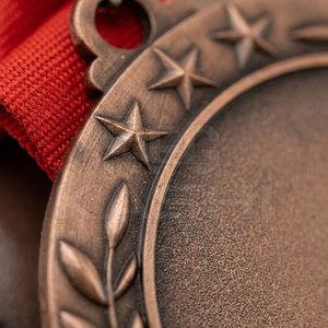 Médaille personnalisable de haute qualité avec ruban rouge, construction en acier durable, gravure étanche pour événements sportifs et compétitions scolaires - Product Image 6