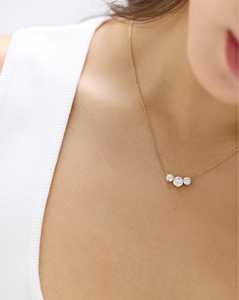 สร้อยคอจี้เพชรสามเม็ด 2 กะรัต ทองคำแท้ 14K 18K ประดับเพชรทรงกลมเพาะเลี้ยงในห้องปฏิบัติการ ดีไซน์เรียงเป็นกลุ่มสามเม็ด ความยาว 18 นิ้ว เหมาะสำหรับใส่ทุกวัน - Product Image 4