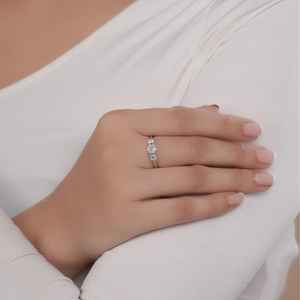 Anillo de compromiso auténtico de moissanita con tres piedras de diamante de talla redonda para mujer, plata 925, regalo sorpresa para amantes - Product Image 5
