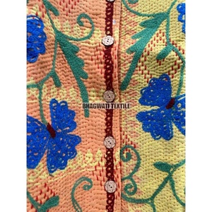 Veste matelassée brodée Suzani en coton unisexe manteau d'automne respirant avec bord brut court Kantha fait à la main pour les femmes - Product Image 6