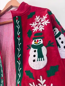 Veste en velours rouge premium brodée Suzani avec motif bonhomme de neige et flocon de neige, col montant, manteau d'hiver pour femme - Product Image 4