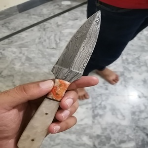 Cuchillo de caza de hoja fija Trend Blades, hecho a mano, de acero de Damasco de grado industrial, con punta de clip, mango de madera y funda de cuero. - Product Image 1