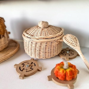 Juguete Infantil: Cesta de Mimbre con Tapa de Madera y Asa, Juguete de Imitación Hecho a Mano, Plato de Servir de Ratán - Product Image 1