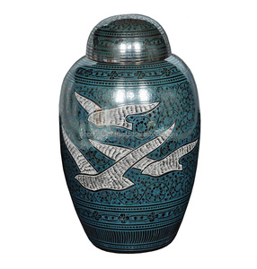 Urna exclusiva de venta rápida con un acabado azul y un diseño de ancla y Cuerda de color dorado Está hecha de latón - Product Image 2